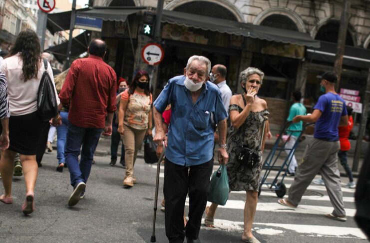 People walk around the Saara street market, amid the outbreak of the coronavirus disease (COVID-19), in Rio de Janeiro, Brazil November 19, 2020. Picture taken November 19, 2020.   REUTERS/Pilar Olivares