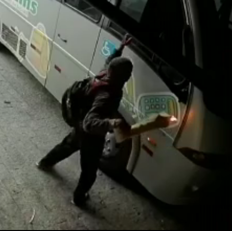 Sergipe: polícia busca por suspeito de atear fogo em ônibus