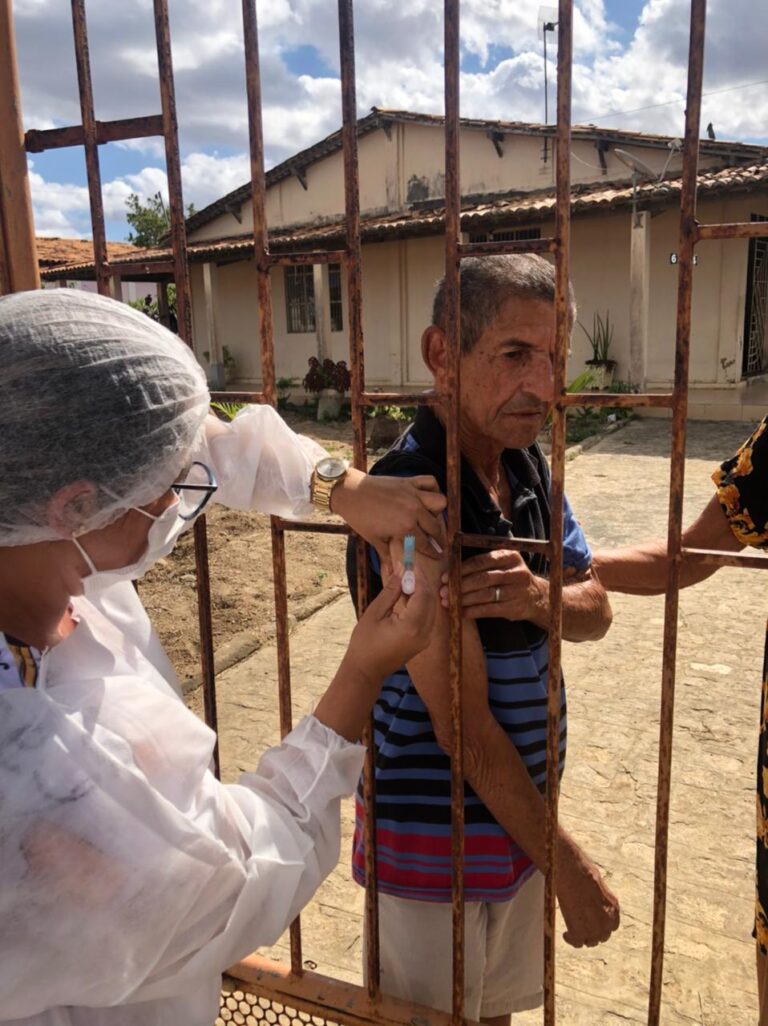 Equipes de saúde vencem distâncias para imunizar idosos no interior de Sergipe