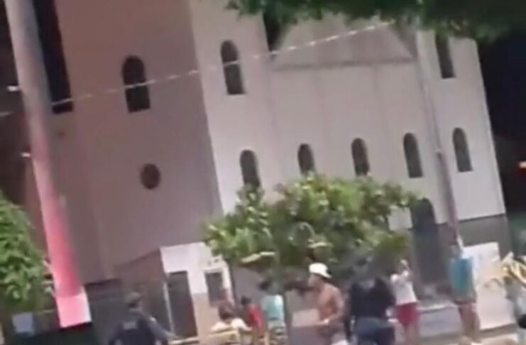 Na praça Santa Luzia, no povoado Colônia Treze, cidadãos foram instruídos a irem para casa