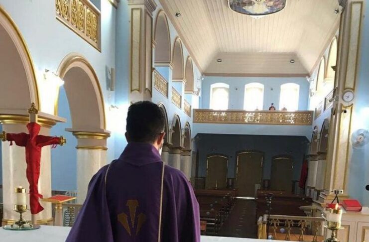 Padre Rodrigo Sant'Anna durante celebrações restritas no Santuário de Nossa Senhora da Piedade