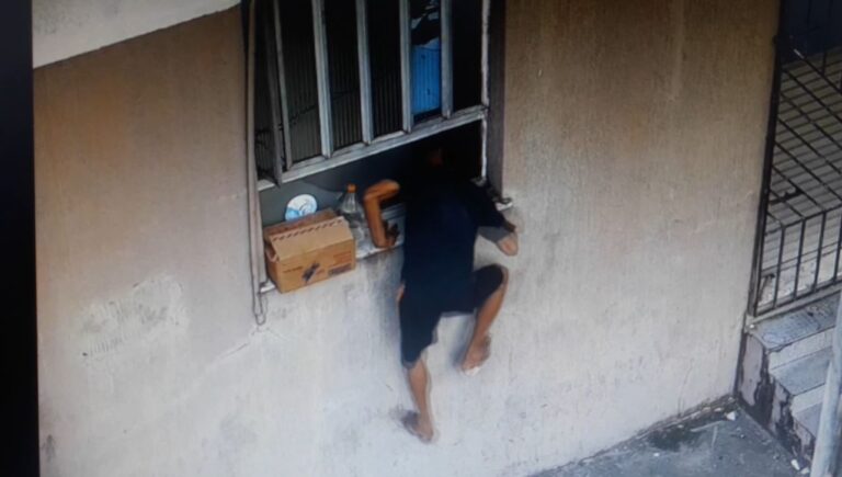 Homem é preso após ser flagrado por câmeras furtando uma porta de alumínio