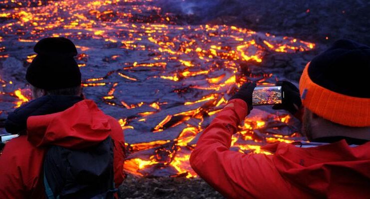 turistas-tiram-foto-perto-da-crosta-de-magma-de-vulcao-na-islandia