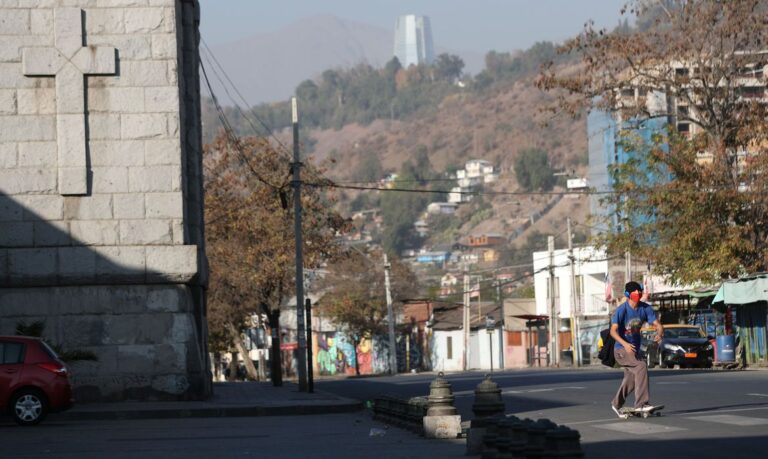 Chile mantém fronteiras fechadas, mas alivia lockdown em Santiago