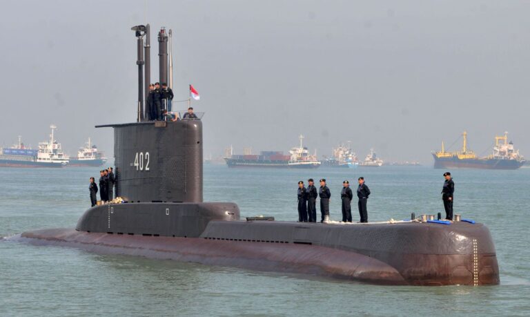 Submarino da Marinha da Indonésia desaparece durante treinamento com 53 tripulantes