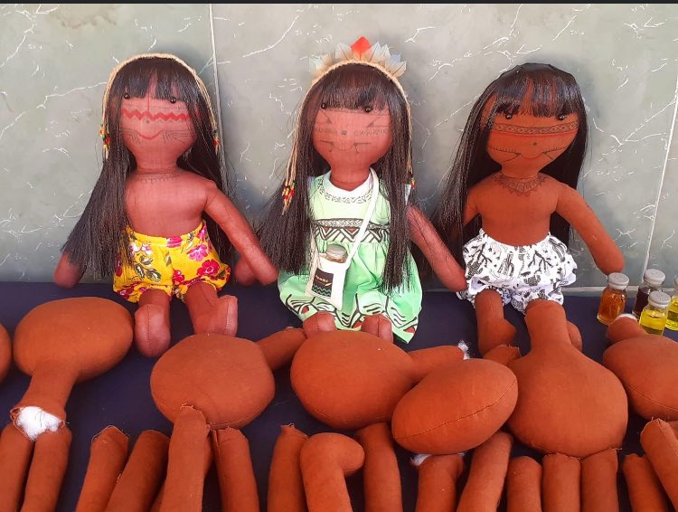 Artesã produz bonecas inspiradas na cultura indígena
