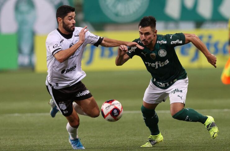 O jogador Willian, da SE Palmeiras, disputa bola com o jogador Rondinelly, da AA Internacional de Limeira, durante partida válida pela nona rodada, do Campeonato Paulista, Série A1, na arena Allianz Parque. (Foto: Cesar Greco)