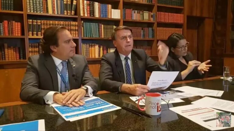 ‘Só Deus me tira da cadeira presidencial’, diz Bolsonaro sobre impeachment