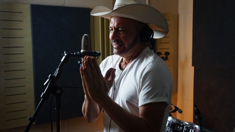 Cantor homenageia Agnaldo Timóteo com videoclipe de música sobre a pandemia