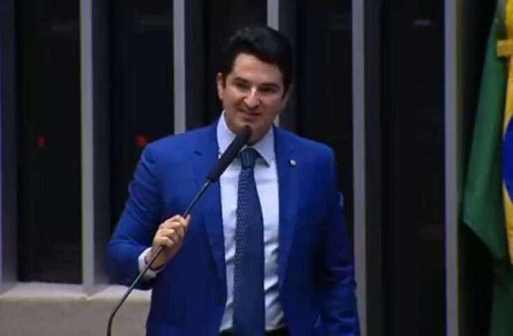 Gustinho Ribeiro em discurso na Câmara dos Deputados