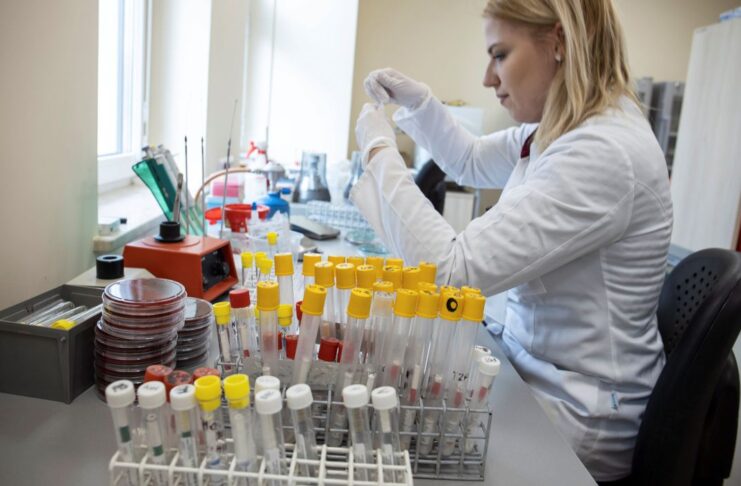 Um trabalhador de laboratório é visto no Departamento de Diagnóstico Laboratorial, que realiza testes de diagnóstico de coronavírus no Centro Wielkopolska de Pneumologia e Cirurgia Torácica em Poznan, Polônia em 3 de março de 2020. Foto tirada em 3 de março de 2020.