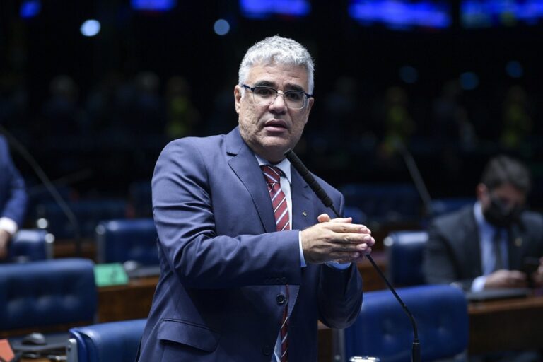 Senador governista pede informações sobre passeios de Bolsonaro