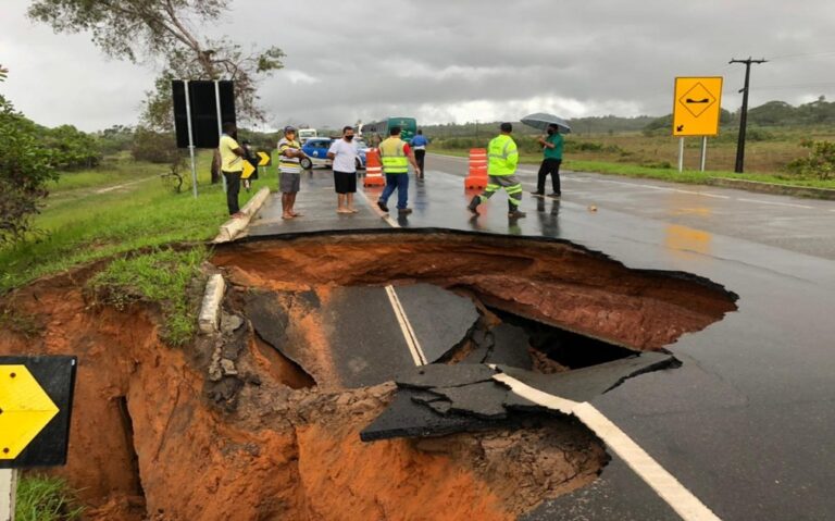 Cratera se abre e interdita dois sentidos de rodovia na Bahia