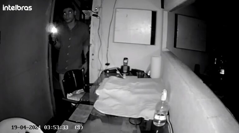 Para roubar, homem invade distribuidora de gás e água e acaba filmado