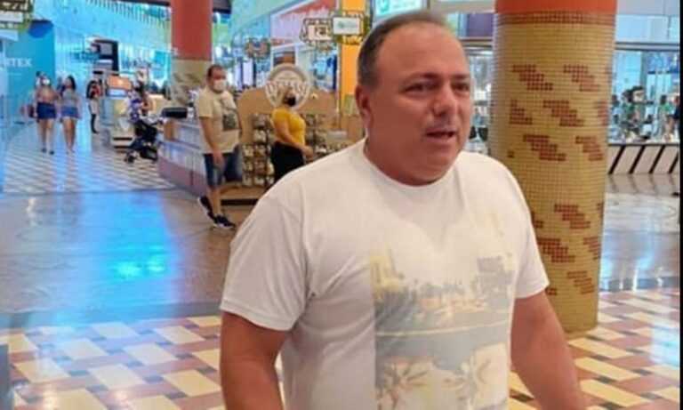 Ex-ministro Eduardo Pazuello é flagrado sem máscara em shopping