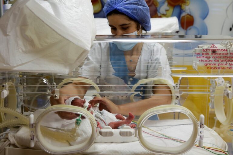 Mulher dá à luz 9 bebês