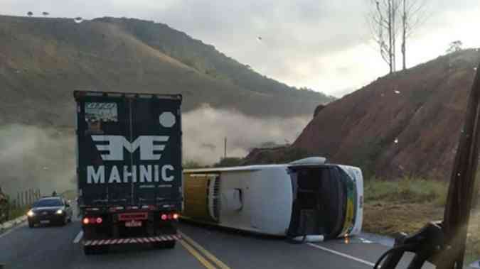 Ônibus da Gotijo com 14 passageiros tomba e deixa um morto e oito feridos