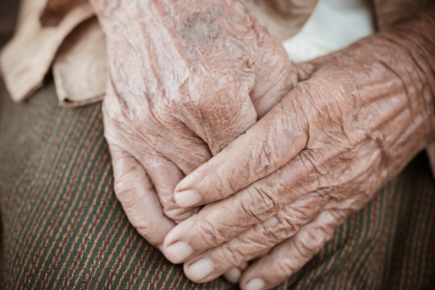 Idosa de 83 anos é agredida e estuprada por morador de rua