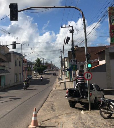Prefeitura realiza revisão e manutenção nos semáforos do município