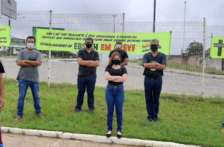 Profissionais expõem faixas em frente ao HUL para chamar a atenção da sociedade