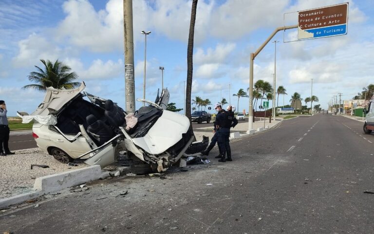 Batida entre três veículos deixa homem preso a ferragens na Orla