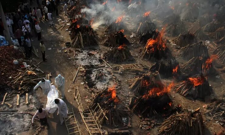 Vítimas de Covid-19 são cremadas na Índia; recorde de casos e mortes sobrecarrega o país
Foto: Mayank Makhija - 26.abr.2021/NurPhoto via Getty Images