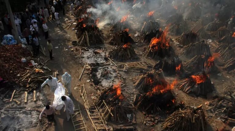 Covid: Índia enfrenta falta de madeira para cremar corpos