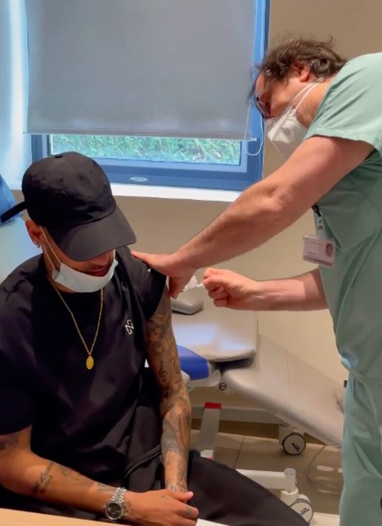 Aos 29 anos, Neymar recebe dose de vacina contra Covid em Paris