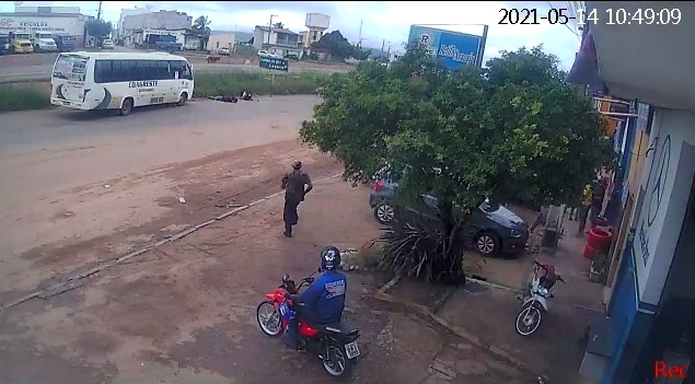 Câmera de vigilância capta grave acidente entre micro-ônibus e motocicleta