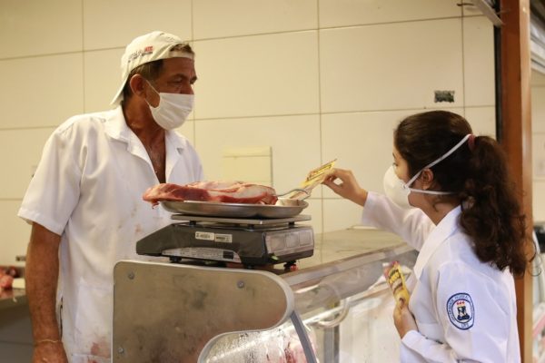 Prefeitura leva Centro de Testagem e Aconselhamento para o Mercado Municipal