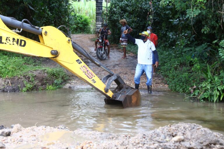 Prefeitura inicia construção de Passagem Molhada no povoado Quirino