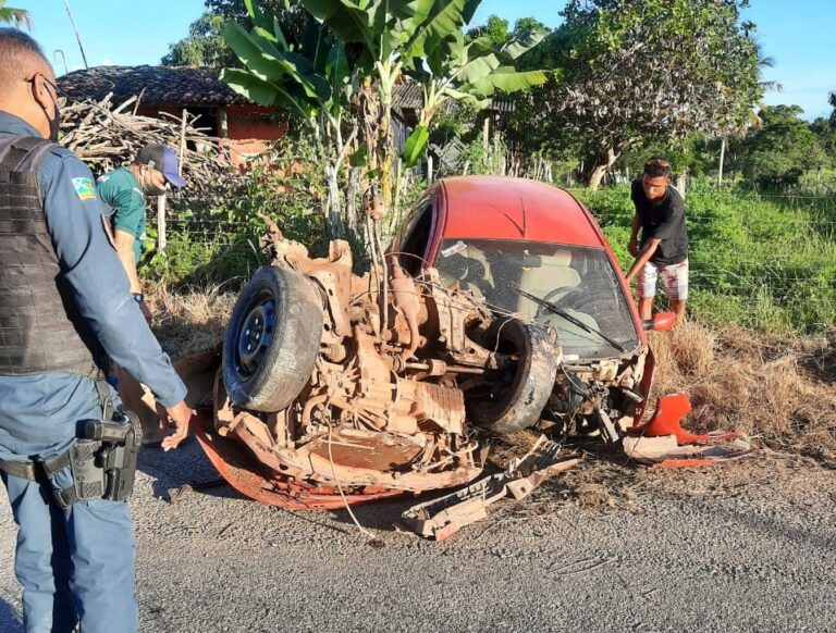 Carro se parte após colisão no povoado Urubutinga