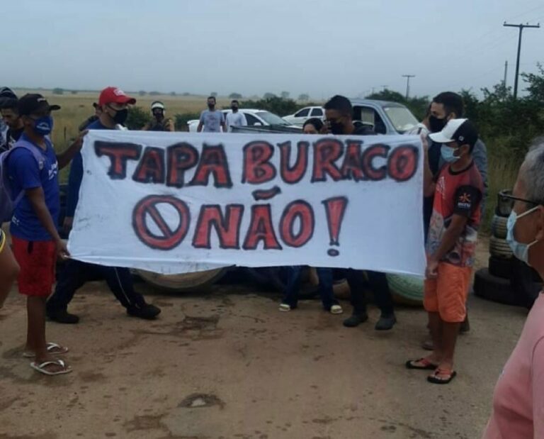 Populares fecham rodovia entre Tobias Barreto e Poço Verde