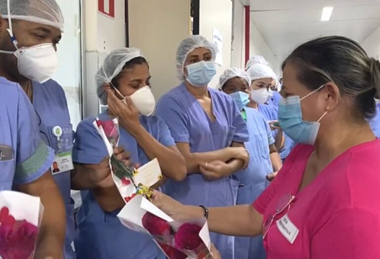 Familiares de Raiane Paixão entregam rosas aos profissionais do HUL