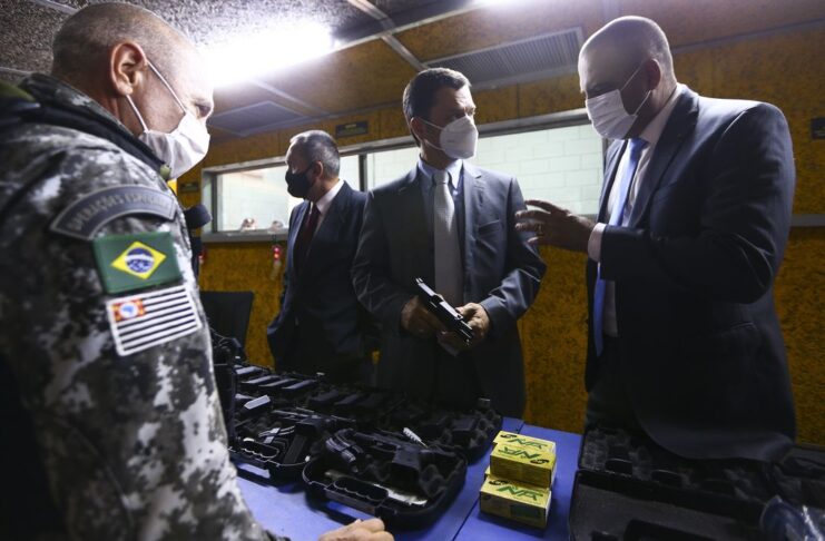 O ministro da Justiça e Segurança Pública (MJSP), Anderson Torres, visita o estande de tiro da Força Nacional de Segurança Pública.