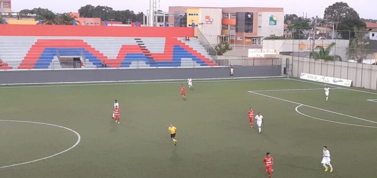 Jogadores do Sergipe reclamam de gol anulado contra o Bahia de Feira em estreia pela Série D