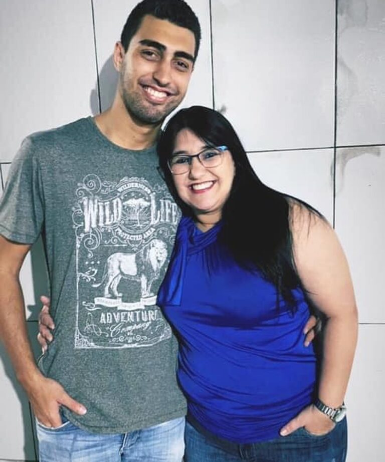 Jovem mata a mãe e fingi luto por herança