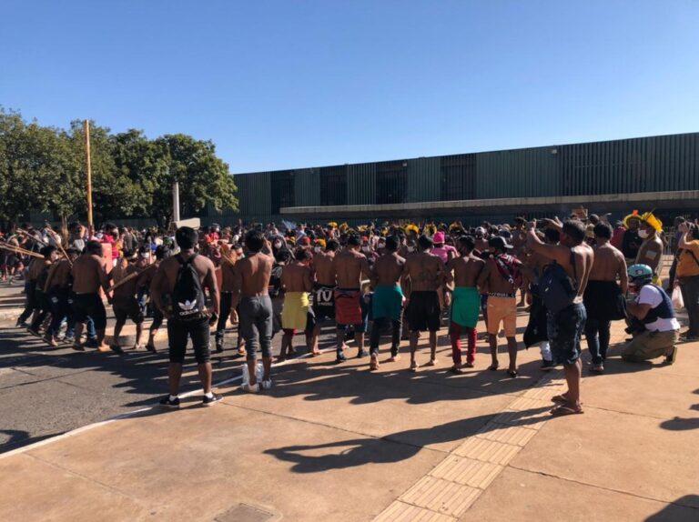 Indígenas voltam a protestar em Brasília contra projeto que dificulta demarcação de terras