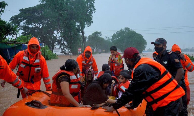 Pelo menos 67 pessoas morrem na Índia em enchentes e deslizamentos