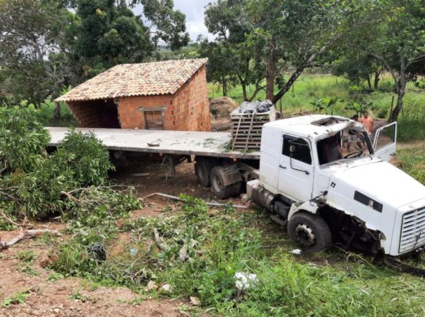 Caminhão invade propriedade na zona rural de Salgado