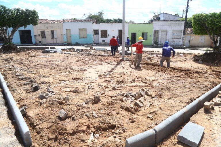 Praça Arão Fraga está sendo reconstruída pela Prefeitura de Lagarto
