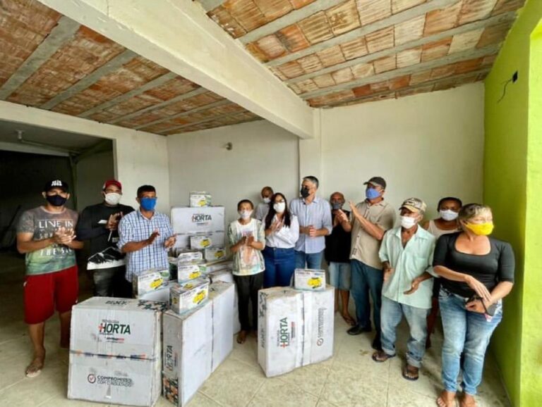 Fábio Reis entrega kits de irrigação em Pedrinhas