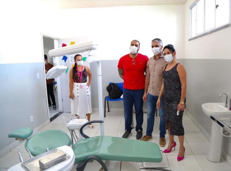 Fábio Reis entrega veículos e gabinetes odontológicos em Tobias Barreto