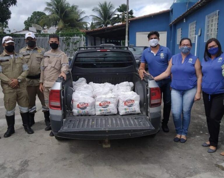Agentes da DTTU doam cestas básicas à Apae de Lagarto