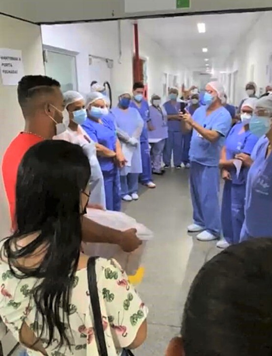 Covid-19: Servidores do HUL são homenageados por família de paciente