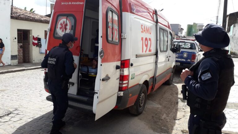 Mulher tem surto psicótico e sai pelada pelas ruas de Lagarto