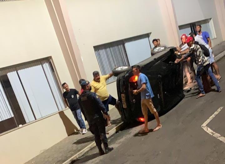Carro capota no centro da cidade de Simão Dias