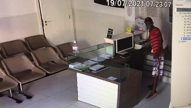 Homem é filmado furtando celular em clínica no centro de Lagarto