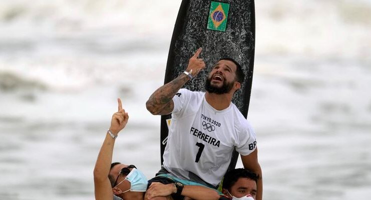 italo-ferreira-celebra-conquista-do-ouro-no-surf-a-primeira-do-brasil-em-toquio