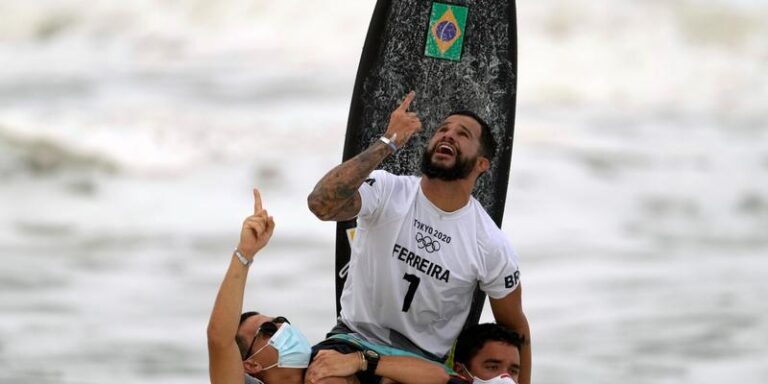 Ítalo Ferreira é campeão olímpico no surfe e dá 1º ouro ao Brasil em Tóquio